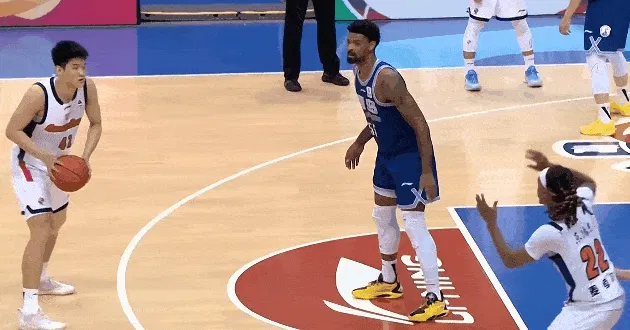 皇冠体育官方入口-麦考尔卡位要球被吹进攻犯规，加时赛2次进攻犯规5犯离场